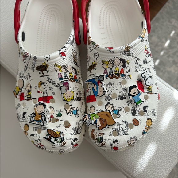 CROCS Limited Edition Peanuts Classic Unisex Clog w/ Jibbitz; Men 8 / Women 10 - Picture 4 of 11